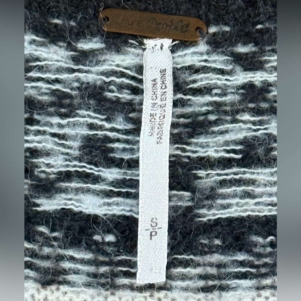 Patterned Knit Women's Top - Picture 4 of 6